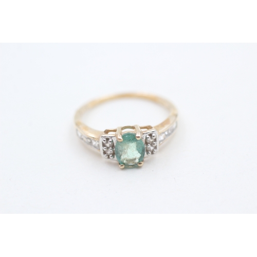 31 - 9ct gold emerald & white gemstone dress ring (1.8g) Size L 1/2