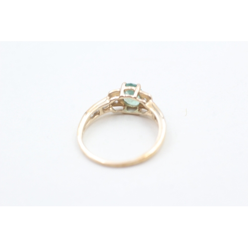 31 - 9ct gold emerald & white gemstone dress ring (1.8g) Size L 1/2