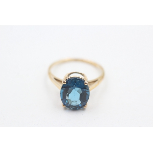 4 - 9ct gold oval cut blue topaz dress ring (2.5g) Size M