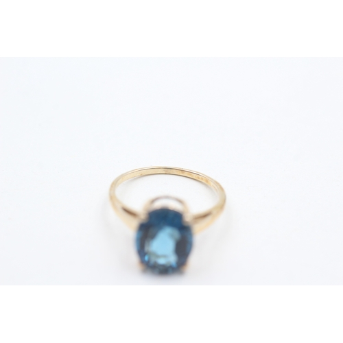 4 - 9ct gold oval cut blue topaz dress ring (2.5g) Size M