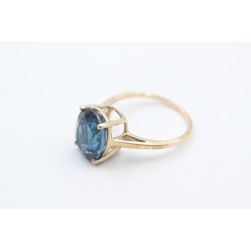 4 - 9ct gold oval cut blue topaz dress ring (2.5g) Size M