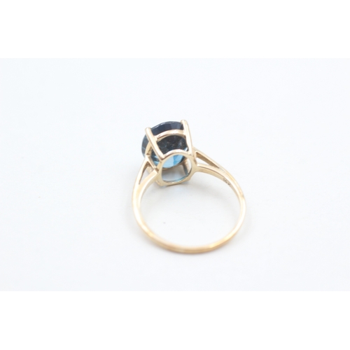 4 - 9ct gold oval cut blue topaz dress ring (2.5g) Size M