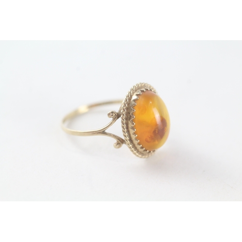 47 - 9ct gold baltic amber cabochon set cocktail ring (2g) Size T