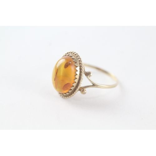 47 - 9ct gold baltic amber cabochon set cocktail ring (2g) Size T