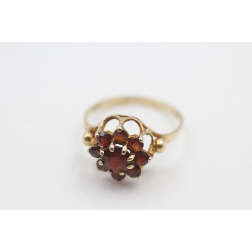 49 - 9ct gold vintage garnet cluster ring (2.1g) Size P 1/2