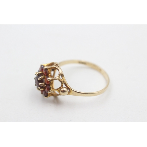 49 - 9ct gold vintage garnet cluster ring (2.1g) Size P 1/2