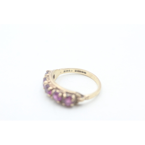 67 - 9ct gold and garnet row set ring (2.6g) Size L