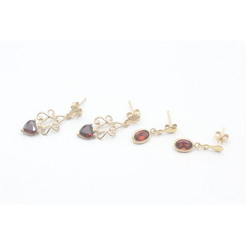 71 - 2 x 9ct gold garnet drop earrings (1.8g)