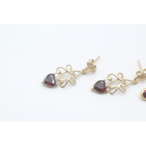 71 - 2 x 9ct gold garnet drop earrings (1.8g)