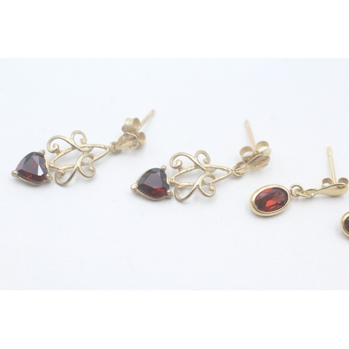 71 - 2 x 9ct gold garnet drop earrings (1.8g)