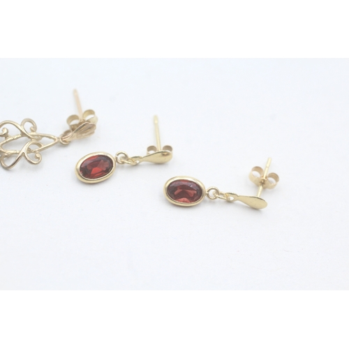 71 - 2 x 9ct gold garnet drop earrings (1.8g)