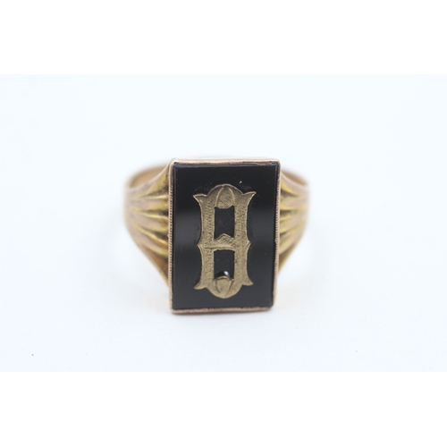 75 - 9ct gold onyx set gothic initial signet ring (5.4g) Size W