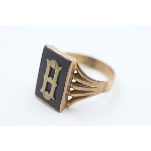 75 - 9ct gold onyx set gothic initial signet ring (5.4g) Size W