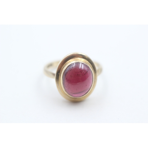 76 - 9ct gold garnet cabochon set cocktail ring (4.3g) Size P