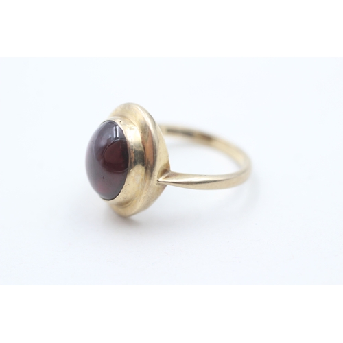 76 - 9ct gold garnet cabochon set cocktail ring (4.3g) Size P