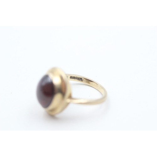 76 - 9ct gold garnet cabochon set cocktail ring (4.3g) Size P