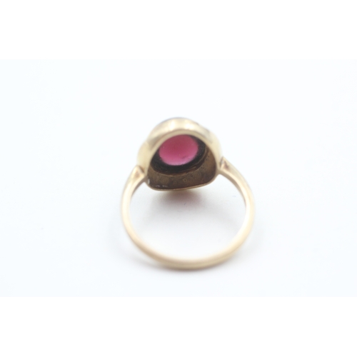 76 - 9ct gold garnet cabochon set cocktail ring (4.3g) Size P