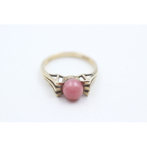 88 - 9ct gold and pink hardstone ring (2.3g) Size L