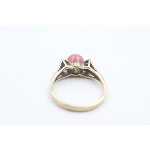 88 - 9ct gold and pink hardstone ring (2.3g) Size L