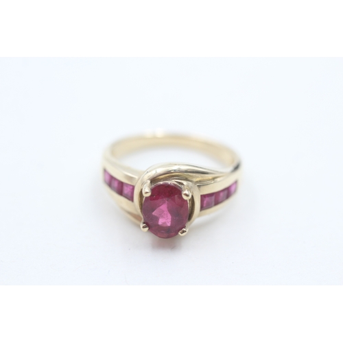 91 - 9ct gold tourmaline centre stone and ruby side set ring (3.9g) Size N