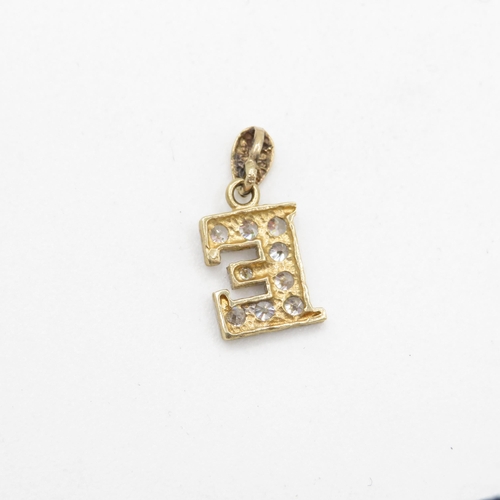 290 - 9ct Gold and cubic zirconia 'E' charm - 1.1g