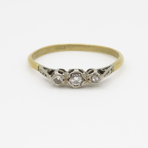 102 - 18ct gold vintage diamond trilogy ring (2.7g) Size X