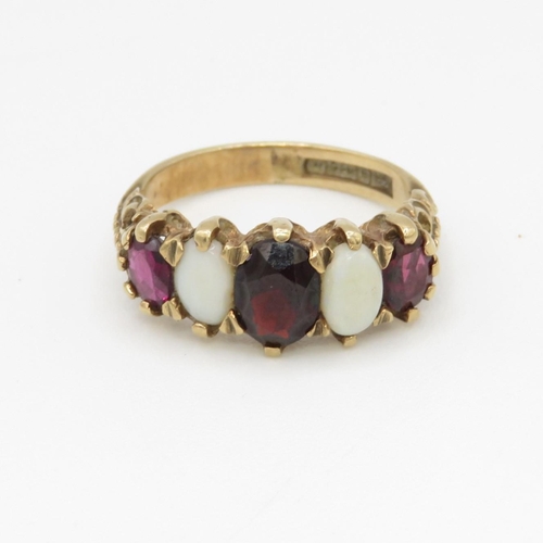 103 - 9ct gold garnet and opal set five stone eternity ring (3.8g) Size M