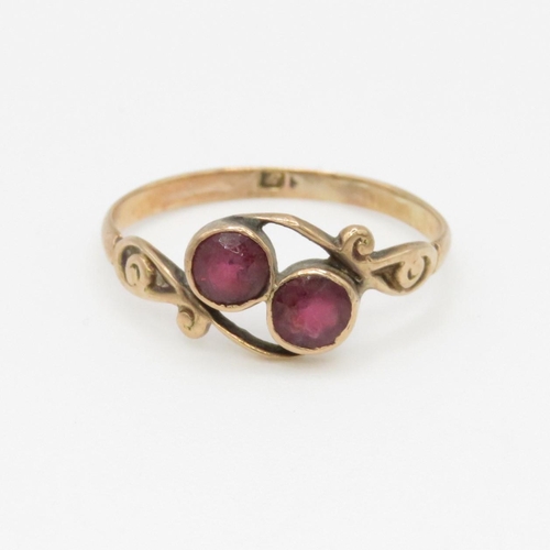 108 - 9ct gold and two stone garnet ring (1.4g) Size N