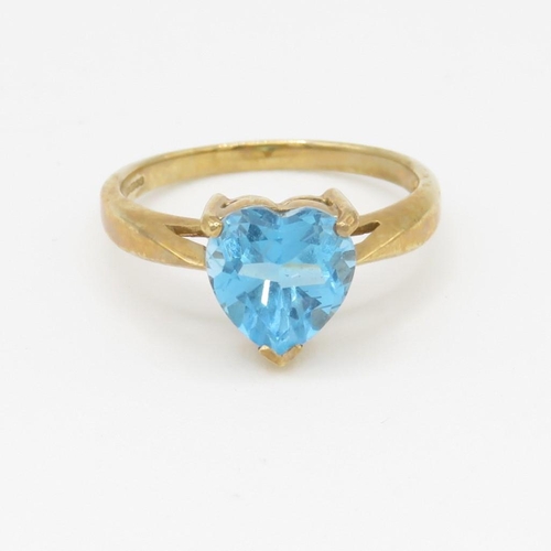 11 - 9ct gold and heart shaped topaz ring (2.3g) Size M 1/2