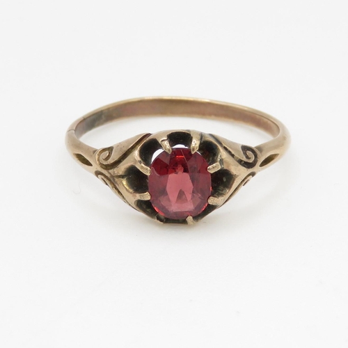 114 - 9ct gold garnet dress ring (2.8g) Size S 1/2