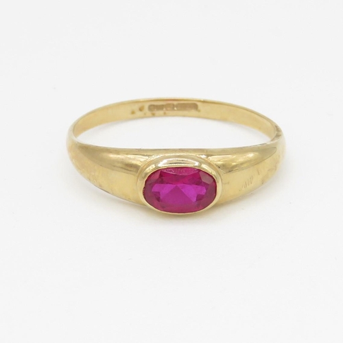 120 - 9ct gold red gemstone ring (1.4g) Size O