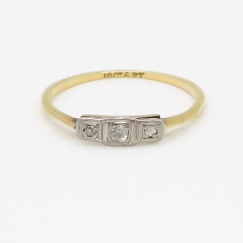 124 - 18ct gold and platinum diamond ring (1.1g) Size M