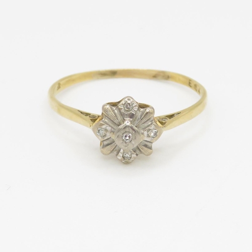 126 - 18ct gold and diamond ring (2g) Size V