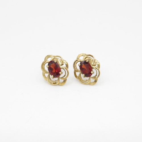 129 - 9ct gold and garnet stud earrings (1.1g)