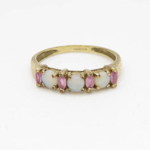 138 - 9ct gold ruby and opal row set ring (2.4g) Size S