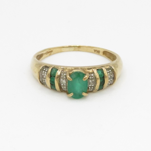 144 - 9ct gold emerald graduate row ring (1.7g) Size L 1/2