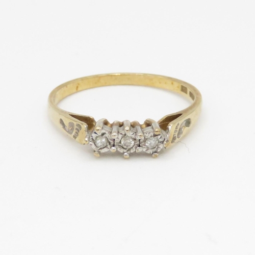 148 - 9ct gold diamond trilogy ring (1.9g) Size P