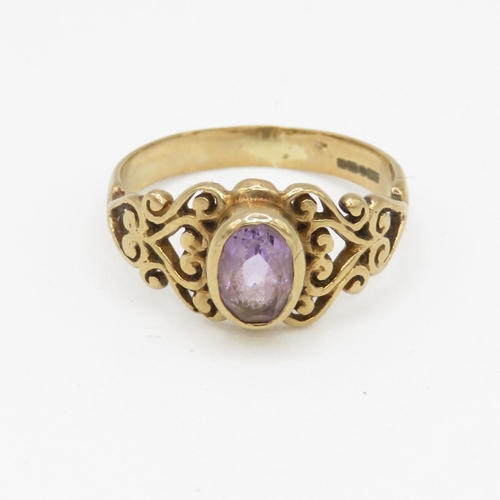 154 - 9ct gold and amethyst ring with heart cut out design on band (2.5g) Size M 1/2