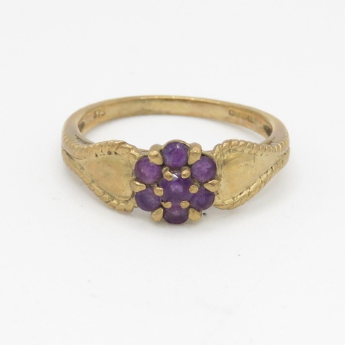 155 - 9ct gold and amethyst flower cluster set ring (2.8g) Size P