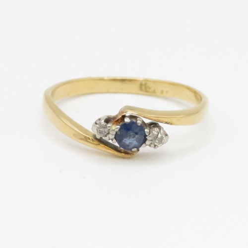 162 - 18ct gold sapphire & diamond dress ring (2.4g) Size O 1/2