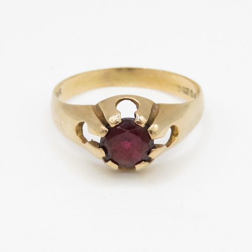 169 - 9ct gold and garnet ring (2g) Size O