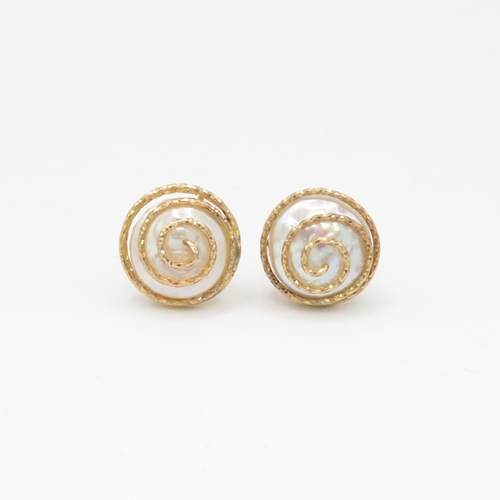 18 - 9ct gold and cultured pearl spiral stud earrings (4g)