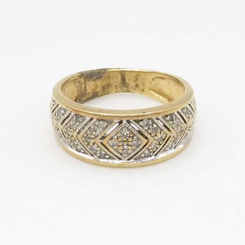 28 - 9ct gold and diamond ring (3.5g) Size J