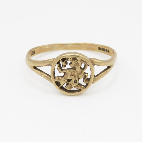 52 - 9ct gold St George ring (1.5g) AS SEEN - MISSHAPEN Size Q