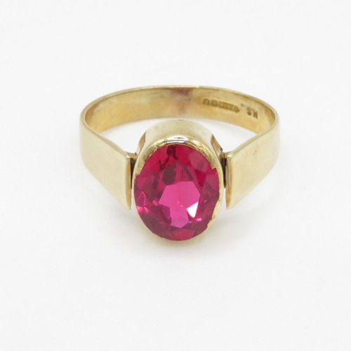 56 - 9ct gold vintage red gemstone dress ring (2.5g) Size K