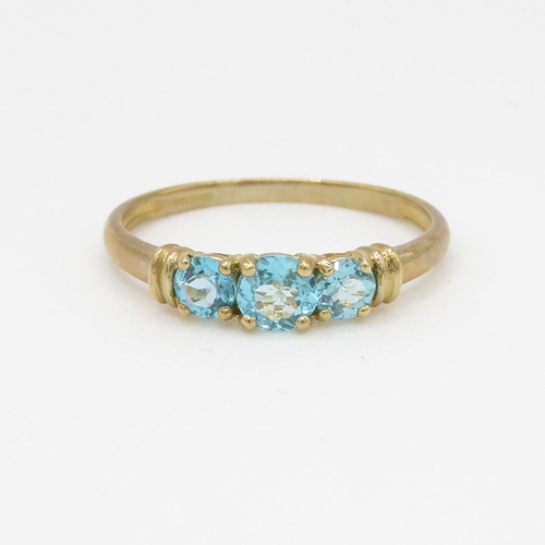 6 - 9ct gold and blue gemstone ring (2g) Size V