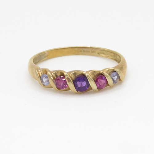 8 - 9ct gold garnet, amethyst and iolite ring (2.3g) Size V