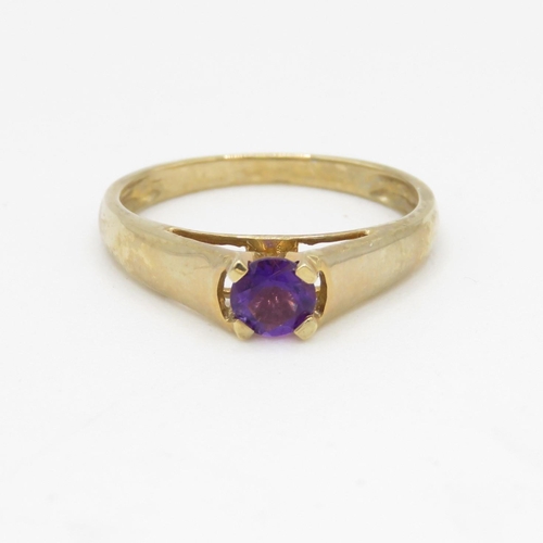 84 - 9ct gold amethyst single stone ring (2.1g) Size N 1/2