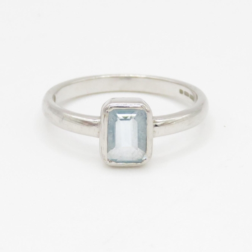 85 - 9ct gold emerald cut blue topaz dress ring (2.4g) Size O