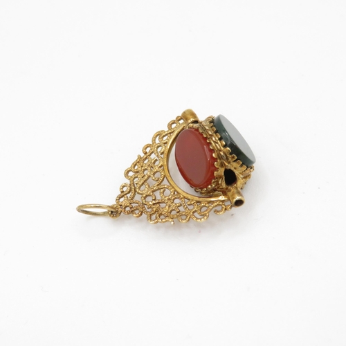 86 - 9ct gold onyx, blood stone and carnelian spinner fob (3.4g)